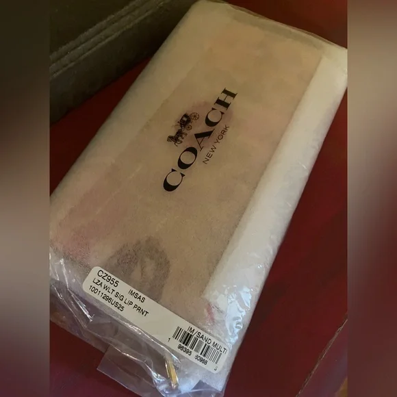 COACH NWT Long Zip Around Wallet In Signature Canvas With Lips Print